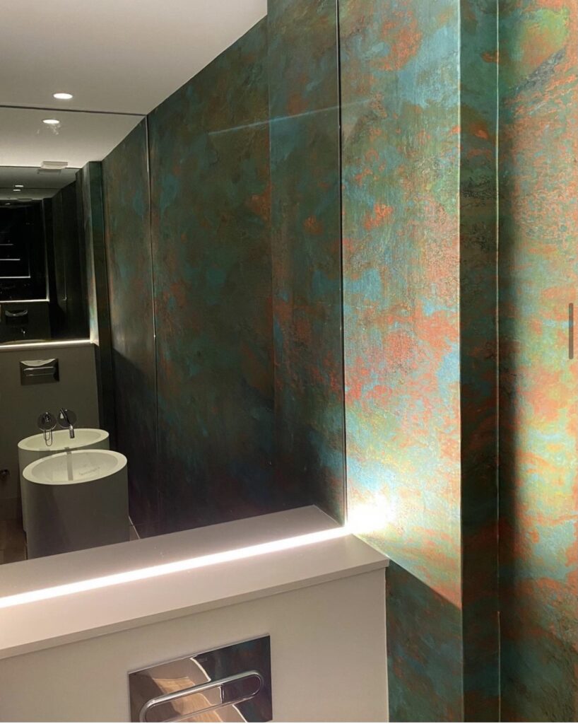 Un aseo de cortesía de 1,5 m2 diseñado con ingenio - POVEDA